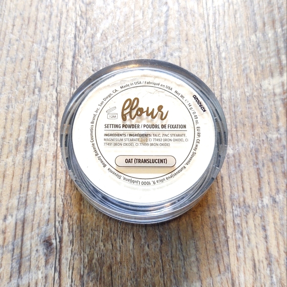 NIB Beauty Bakerie Flour Setting Powder - Oat (Translucent) - Picture 2 of 4